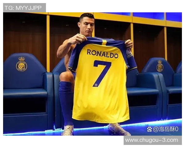 足球球星场下休闲与赛场风格融合的时尚穿搭解析